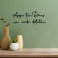 Frase Decorativa em MDF 'Aqui Tem Deus em Cada Detalhe' - 120x10cm | Acabamento Premium com Corte a Laser - imagem 3