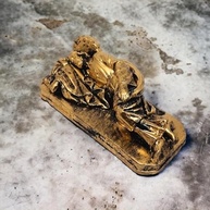 Imagem de São José Dormindo em Gesso Dourado 18cm - Ouro Envelhecido com Detalhes Finais - imagem 3