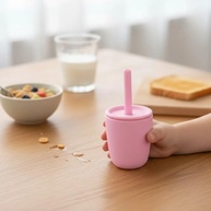 Copo de Treinamento em Silicone Rosa 100ml com Tampa e Canudo - Seguro, Reutilizável e Livre de BPA - imagem 3
