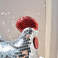 Estátua de Galinha em Bola de Espelhos – Decoração Criativa e Divertida para Casa - imagem 5