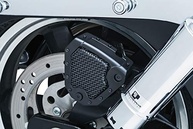 Kuryakyn 6553: Capa de Pinça Traseira em Malha para Harley-Davidson Dyna & Softail (2008-17) - Preto Acetinado - imagem 5