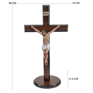Crucifixo de Mesa Médio em Madeira e Resina - Decoração Católica para Oratório e Ambientes Sagrados - imagem 3
