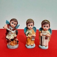 3 Estatuetas de Arcanjos Infantil em Resina - São Miguel, Rafael e Gabriel - 7cm - imagem 2