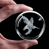 Bola de Cristal com Águia 3D - Escultura em Cristal K9 com Suporte, Peso de Papel e Decoração Elegante (6 cm) - imagem 4
