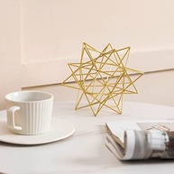 Escultura Geométrica de Metal Dourada 3D - Decoração Moderna para Mesa e Ambientes - imagem 3