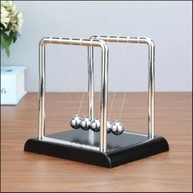 Pêndulo de Newton Decorativo com 5 Esferas Metálicas - Base Preta 14 cm | Enfeite para Escritório, Sala e Quarto - imagem 3