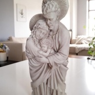 Sagrada Família em Mármore - Escultura Moderna Detalhada 26cm | Decoração Espiritual Elegante - imagem 3