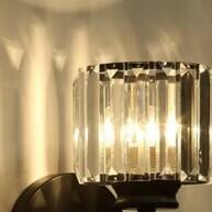 estar-de-sala-para-cristal-e-ouro-em-moderna-parede-de-lampada