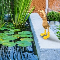 Estátua de Pato em Resina com Galochas - Decoração Artesanal para Casa e Jardim - imagem 3