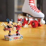 Estatueta Disney Traditions por Jim Shore - Mickey e Minnie Patinando | 14 cm | Coleção Exclusiva - imagem 3