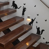 Adesivo Decorativo Gato e Borboleta para Escadas - Decore seu Lar com Estilo Pet - imagem 1