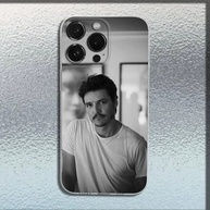 Capinha iPhone: P-Pedro Pascal – Proteção e Estilo! - imagem 3
