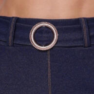 Shorts Jeans Feminino Curto com Cinto Fivela e Elastano – Conforto e Estilo - imagem 2