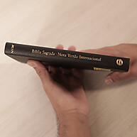 Bíblia Sagrada NVI Letra Normal Capa Semi Luxo Preta: Precisão e Estilo - imagem 2