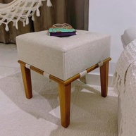 estrutura-macica-em-linho-assento-madeira-em-com-confortavel-quadrado-e-decorativo-bege-claro-puff-a