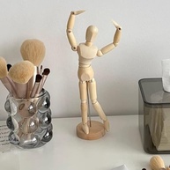 Manequim de Madeira Decorativo Articulado Premium 32cm - Estatueta para Estúdio, Escritório e Decoração de Ambientes - imagem 3