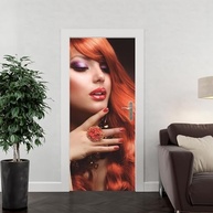 Adesivo Decorativo Porta Salão de Beleza Ruiva com Anel e Flores - Design Exclusivo para Estética - imagem 4