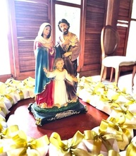 Sagrada Família em Resina Pintada à Mão - Imagem Religiosa Decorativa 20 cm - imagem 2