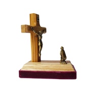 Crucifixo Adorno Maria ao Pé de Jesus na Cruz em Madeira 8cm - Símbolo de Fé e Devoção - imagem 1