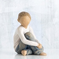 Willow Tree Caring Child - Figura de Menino em Jeans Azul | 7 cm de Puro Afeto - imagem 3