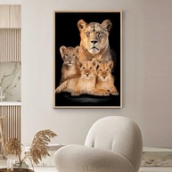 Quadro Decorativo Leoa com 3 Filhotes de Leão - Impressão 4K com Moldura Premium para Sala, Quarto ou Hall - imagem 5