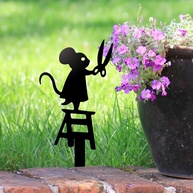 Estátua de Metal que Rouba Flores - Decoração de Jardim com Estilo e Função - imagem 1