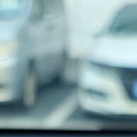 Gatinho Sonolento no Carro: Decore com Fofura! - imagem 1