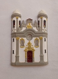 Miniatura de Igreja São Francisco de Assis - Réplica Artesanal em Gesso com Detalhes Coloridos - imagem 1