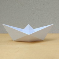 Elegante Estatueta Barquinho Origami G em 3D - 20cm | Decoração Artesanal Moderna - imagem 1