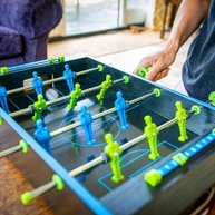Futebol de Mesa Neon: Diversão Garantida! - imagem 2