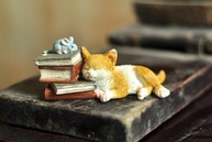 Top Collection Enchanted Story Garden - Gatinho Cochilando em Livros | Decoração Encantadora para Casa e Jardim - imagem 3