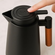 Garrafa Térmica 1L Premium com Cabo de Madeira – Mantém Bebidas Quentes e Frias por Horas | Design Sofisticado para Casa e Trabalho - imagem 4