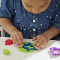 Play-Doh Fold & Go Kit - Tapete de Atividades com 4 Potes + 19 Acessórios para Brincadeiras Criativas - imagem 3