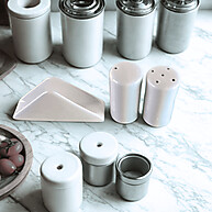 Kit Cozinha Porcelana: Saleiro, Paliteiro e Porta Guardanapos - imagem 2