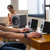 Audioengine S6: Subwoofer Compacto 210W para Graves Potentes - Ideal para Jogadores, Músicos e Cinéfilos (Cinza) - imagem 5