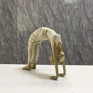 Estátua Abstrata de Ioga para Decoração Feminina | Peça Artesanal em Resina Dourada - imagem 4