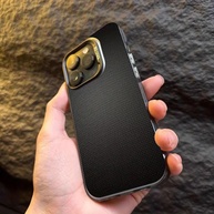 Capa iPhone Antiderrapante: Design em Grade Preta - imagem 3