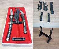 Kit 2 Espadas Katana Decorativas com Suporte - Estilo Samurai para Mesa e Escritório - imagem 2