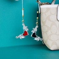 Lanyard com Pingente Cruz e Coração: Estilo e Segurança - imagem 1