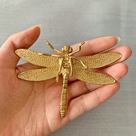 Escultura de Libélula Dourada - Estatueta de Metal para Decoração de Mesa e Jardim - imagem 3