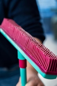 Vassoura Emborrachada com Cerdas de Silicone Noviça - Limpeza Eficiente e Sem Poeira, Ideal para Pets - imagem 3