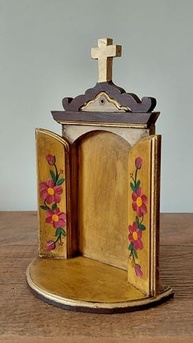 Oratório em Madeira 27 cm com Detalhes Florais Rosa — Pintado à Mão, Versátil e Elegante | Modelo Lisboa - imagem 3
