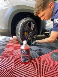 XS BLACK TIRE: Revitalizador de Pneus com Brilho Intenso e Toque Seco - 5 Litros - imagem 4