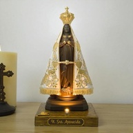 Nossa Senhora Aparecida com Iluminação LED - Imagem Religiosa em Resina Premium com Base em Madeira - imagem 3