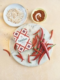 Maldon Flocos De Sal Marinho Com Pimenta, Misturados Com Pimentas Aleppo E Bird'S Eye - Leve Pratos Simples Para O Próximo Nível - Sabor Fantástico - Flocos De Sal Marinho Em Formato De Pirâmide Exc - imagem 3