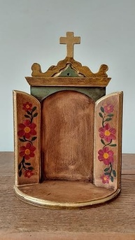 Oratório em Madeira 27 cm Pintado à Mão | Decoração Religiosa Católica com Detalhes Florais | Para Mesa ou Parede - imagem 2