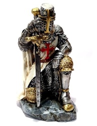 Cavaleiro Medieval Templário Ajoelhado 00067 - Escultura Prateada para Decoração e Coleção - imagem 3