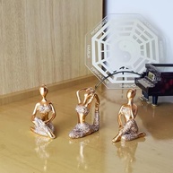 Kit 3 Mini Estátuas de Yoga Meditando em Resina Dourada com Glitter - 6cm - imagem 3