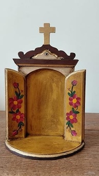 Oratório em Madeira 27 cm com Detalhes Florais Rosa — Pintado à Mão, Versátil e Elegante | Modelo Lisboa - imagem 2