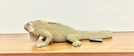Escultura Iguana em Polirresina Dourada - Decoração Moderna e Elegante - imagem 3